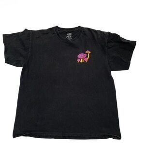 aLab Black T-Shirt with Large Magic Mushroom Design Vintage XL